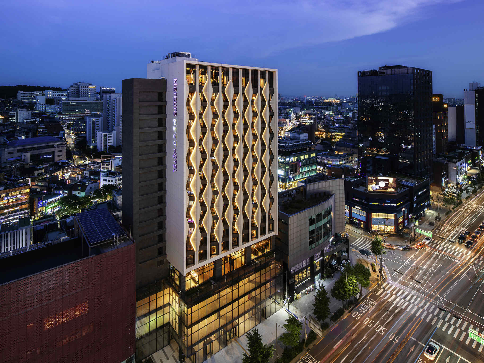 Mercure Ambassador Hongdae 4*